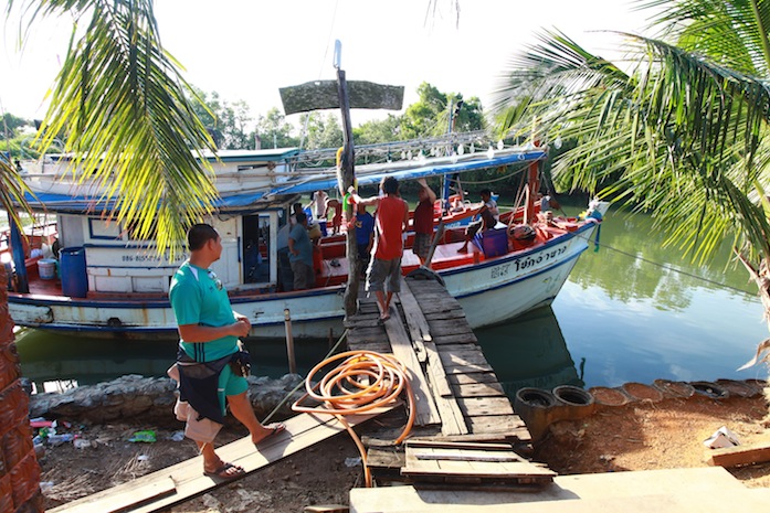 เรือมาแล้ว รอไต๋พลเคลียร์ของ กะเติมน้ำมันก่อน

