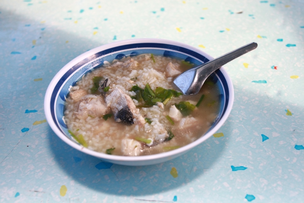 ข้าวต้มปลาสากร้อนๆครับ อร่อยจัง   :kiss: :kiss:
