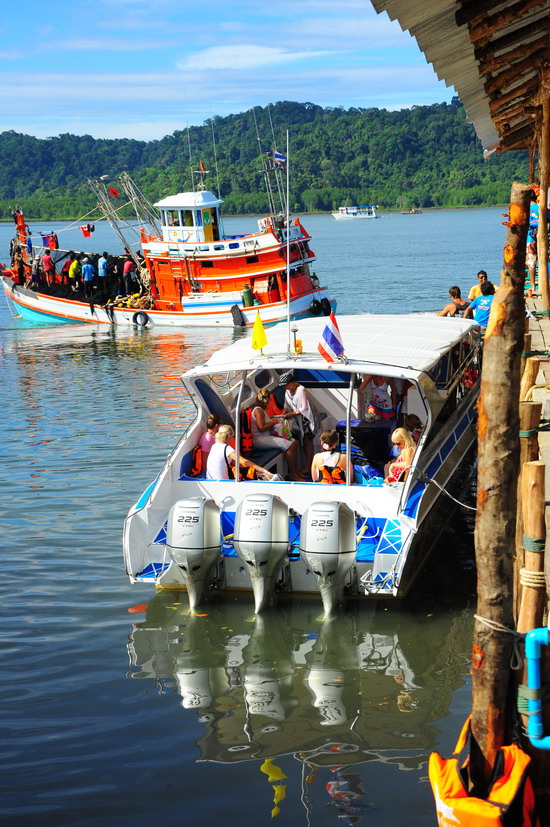 มาดูนักท่องเที่ยวขึ้นเรือครับ....วันนี้เรือออกหมดทุกลำครับ