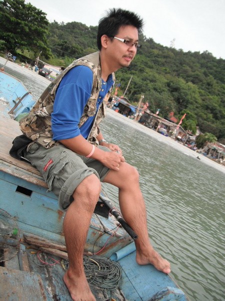  [b]น้องเอ็มขึ้นเรือแล้วครับ   ขากางเกงเปียก  บิดน้ำออกใหญ่เลย [/b] :smile: :smile: :smile: