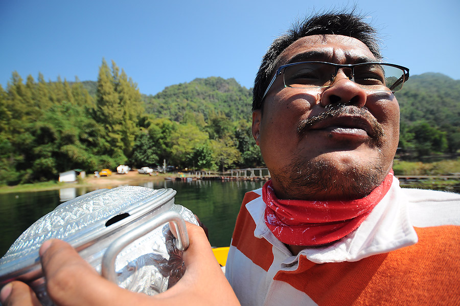 รัรองได้เลยว่าไปแข่งที่ไหนก็ไม่มี [b]หม้อรางวัล[/b]แบบนี้แน่นอน มีที่นี่ที่เดียวในโลก :laughing: :la