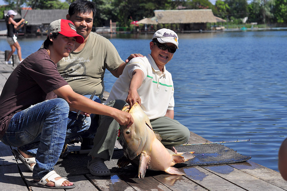 
ปลาตัวนี้  สามพลัด  งั้นมาหล่อกันให้ครบๆนะ    :laughing: :laughing: :laughing: