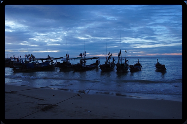 มาถึงช่วงเย็น มาหาดูที่ลงเรือกันก่อน  บรรยากาศที่นี่ดีมากๆ :love: