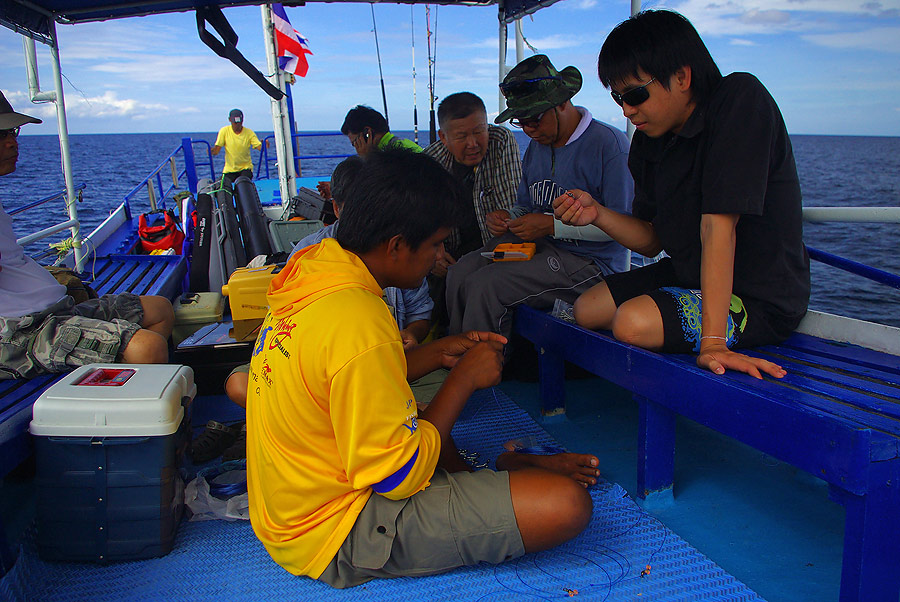  [b]พอเสร็จธุระด้านท้ายเรือ น้องเอ๋ ลูกชายไต๋ก็ขึ้นมาแนะนำวิธีการเข้าสายหน้า ผูกเบ็ด โดยลงมือสาธิตให