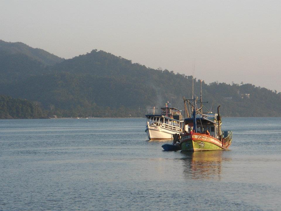 ถึงเกาะช้างเกือบห้าโมงเห็นเรือลอยลำอยู่ไกลๆ อ่านข้างเรือสุวัฒน์นาวี ไต๋อ้วน นี่เอง 