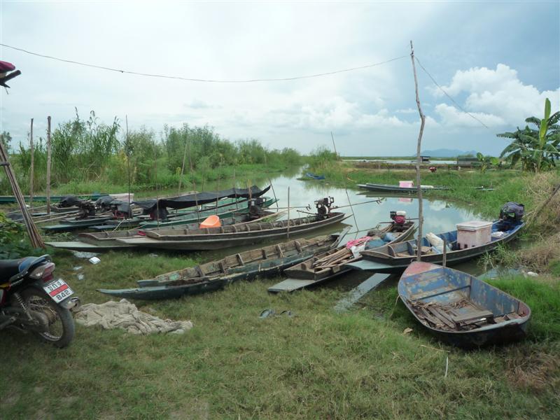 วันนี้เราจะมา ลงเรือกันที่เดิมครับ ภาพนี้เป็นช่วงก่อนน้ำจะเข้าท่วมเพียงไม่กี่วันครับ 







