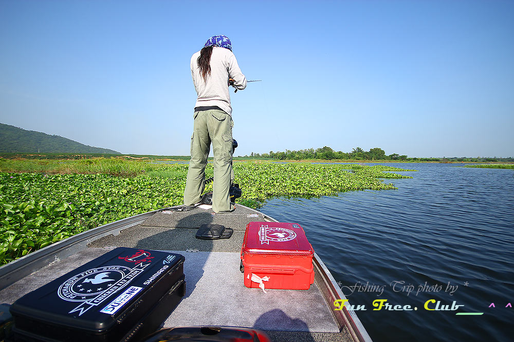 

 [b]ผมอยู่บนเรือปลาไม่กิงสักตัวเซ็ง[/b]          :laughing:
