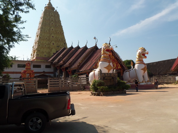 หลังจากไปชมวัดจมน้ำแล้ว ไปเที่ยวเจดีย์พุทธคยาคับ ที่นั้นมีเครื่อง เดรื่องประดับชาว้อญขายคับ
