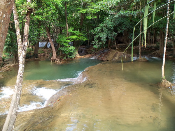 เกือบบ่ายสามออกจากสังขะกะว่าจะเข้าราชบุรีไปยังสวนผึ่ง เลยผ่านน้ำตกเริงระเวียเก็บภาพมานิดหน่อยคับ