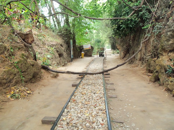 ทางรถไฟมาสิ้นสุดตรงนี้ตรงที่น้ำตก สันนิฐานว่าคงถูกรื้อออกไปบ้างแล้ว เส้นทางไปพม่าสมัยสงครามโลกครั้งท