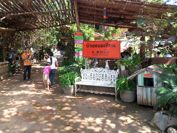 จากน้ำตกตอนสายๆๆวิ่งเข้าทางลัด ออกไปสวนผึ่ง ราชบุรี ตามที่เขาลือกัน ดังกันอยากไปดูว่าอยู่แบบไหน...เก