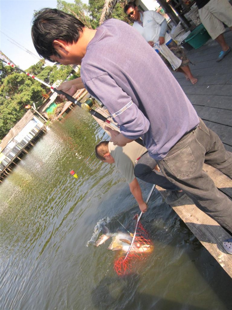 เป็นภาพที่น่าประทับใจมากๆครับ ครอบครัวนี้ พ่อตก ลูกช้อน