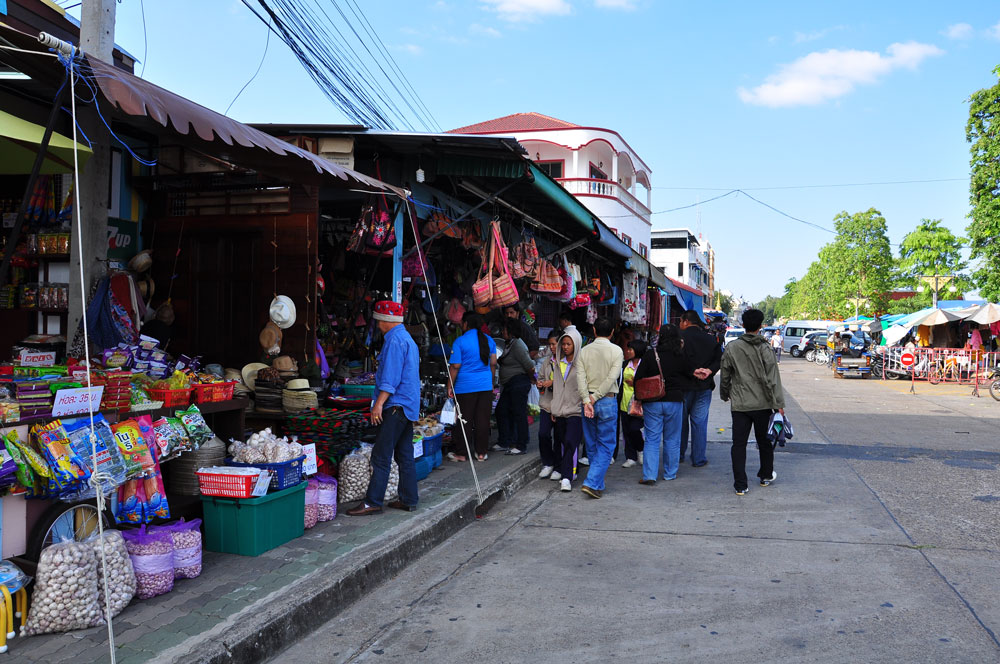 เริ่มเดินสำรวจครับ

บรรยากาศดีมากครับ หนาวคอดๆ

 :laughing: