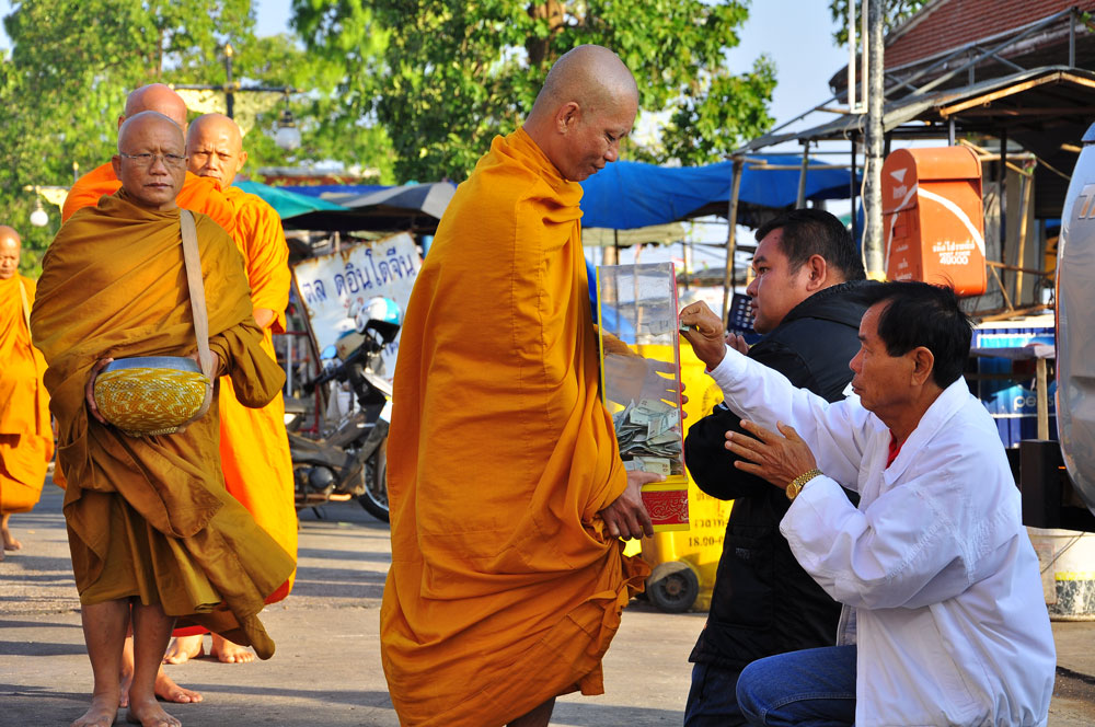 พระผ่านมาพอดีครับ พ่อ กะ พี่ชาย

 :grin: