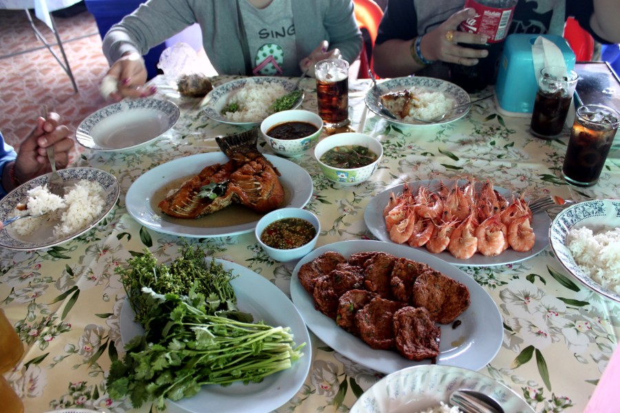 มาแล้วครับ กับข้าวมื้อกลางวันในทริปนี้ ขอบอกว่า อร่อยมากๆครับ :umh: :umh: :umh: :umh: :umh: :umh: :u