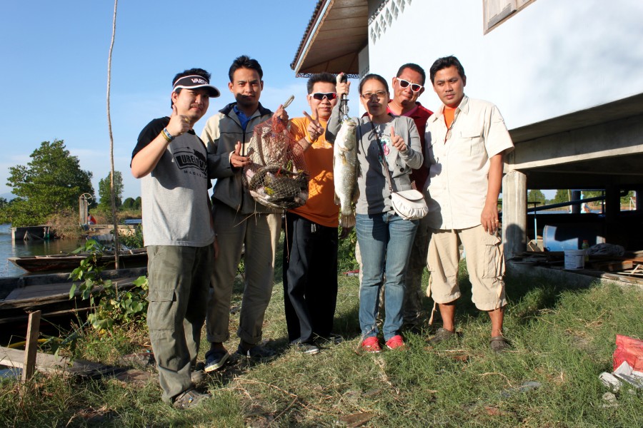 ถ่ายรูปเป็นที่ระลึกกันหน่อยครับ ต้องขอขอบคุณน้าหนึ่งผู้จัดมากๆนะครับ ที่ทำให้เกิดทริปนี้ขึ้นมาครับ  