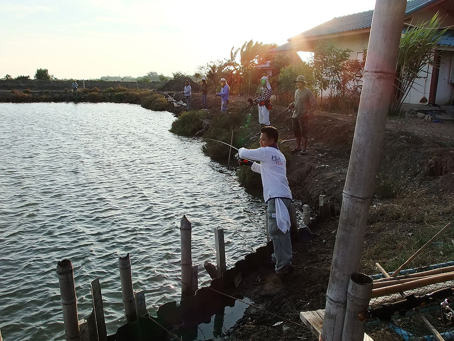 [b]มัวแต่ถ่ายรูปบ่อ ทางด้านขวา น้าชัยปลายาง โดนอีกแล้วคร๊าบ อิอิ[/b]
:ohh: :ohh: :ohh: :ohh: :ohh: 