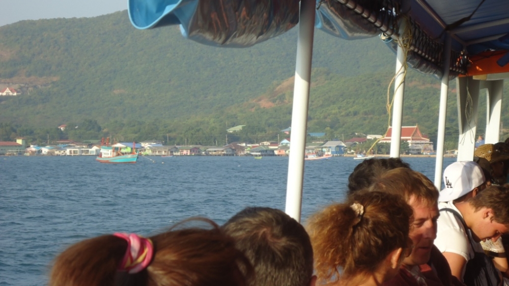 เวลาผ่านไปประมาณ 30 นาที ก็มองเห็นเกาะล้าน ฝั่งหน้าบ้านแล้วครับ :smile: