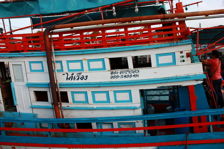 เรือมาแล้วครับ  แต่ต้องรอ เขาทำความสะอาดก่อนนะ  :grin: :grin: