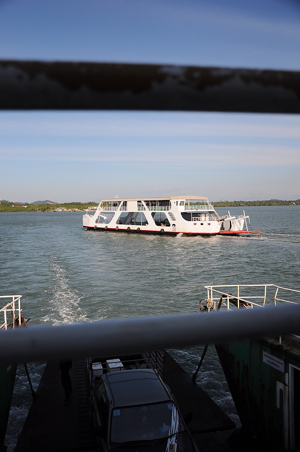 เรือเฟอร์รี่ขากลับสวนมาพอดีเก็บภาพไว้หน่อย ขากลับโม่งจะขอเค้าขับเองไม่รู้จะให้หรือป่าวน่ะ :grin: :gr