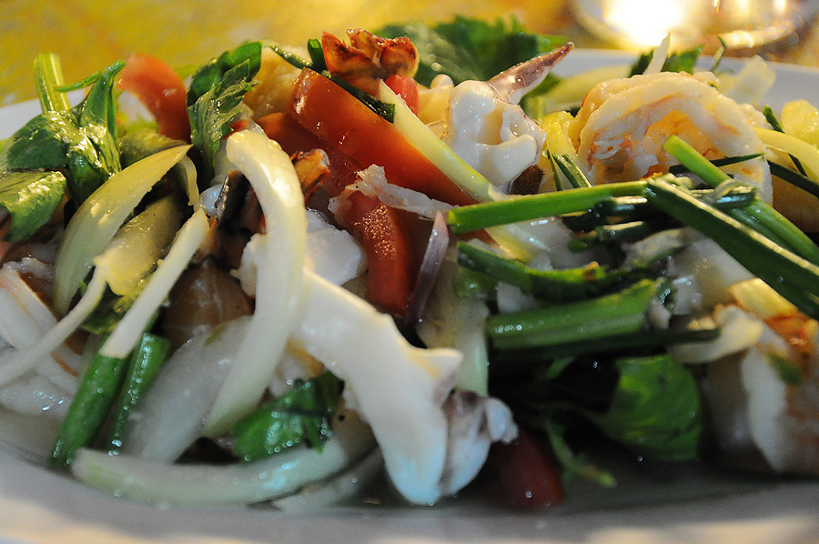 เมนูนี้ของแตงโมเอง...ยำวุ้นเส้นรวมมิตรทะเลไม่ใส่พริก.......แต่ร้านดันลืมใส่วุ้นเส้นมาด้วย งานงอกกกกก