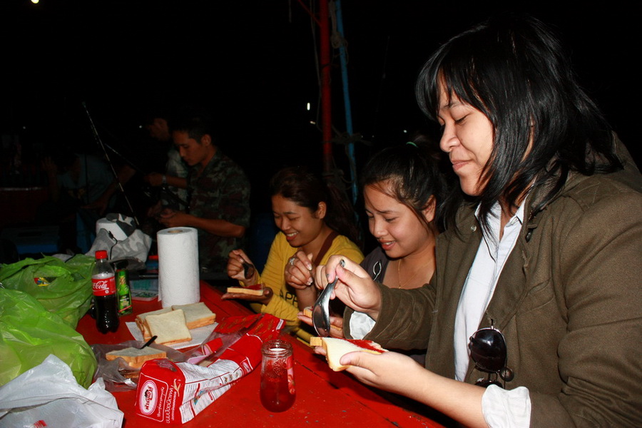 สาวๆ 3 คน กำลังทำของ ว่างให้เรากินครับ  หิวมากเลย   :umh: :umh: