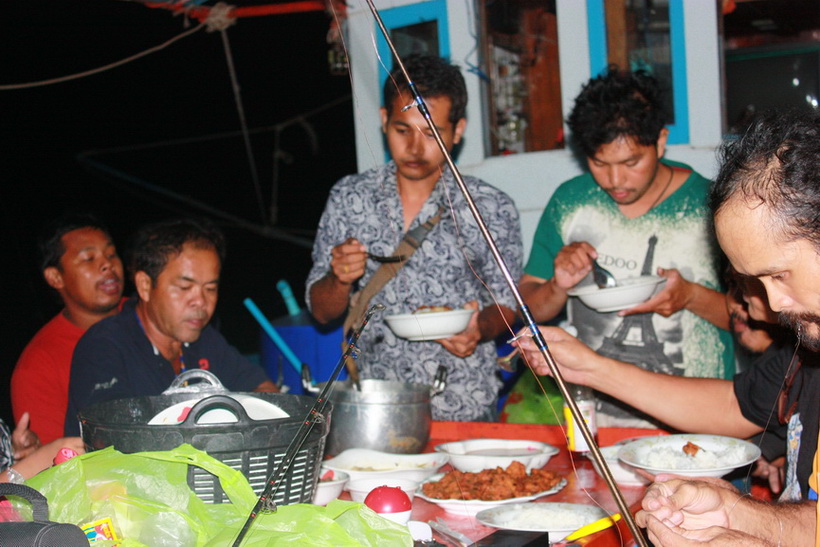 เห็นไมครับ ว่าอร่อย  กินกันยังไม่เลิกเลย    :umh: :umh: