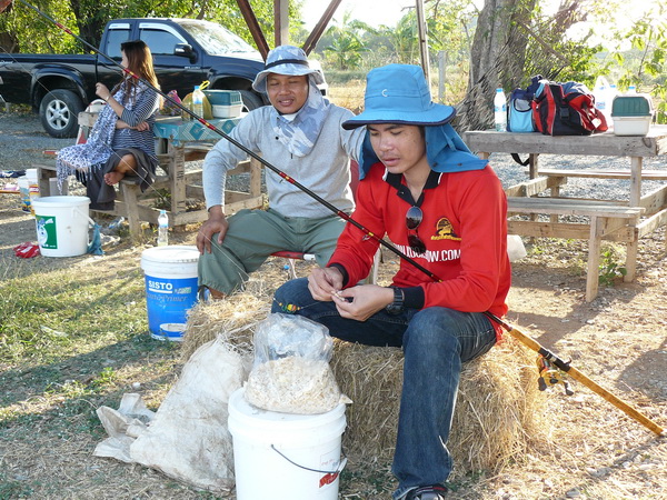 พี่เบิร์ด กะ พี่กบ ทีมงานระพีพัฒน์ นั่งหัวบ่อวันนี้ :love: :love: :cheer: :cheer: :cheer: