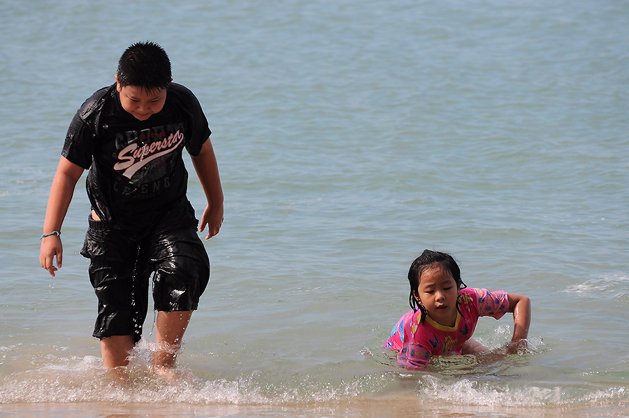 ขึ้นจากชายหาดจะมาเล่นต่อที่สระว่ายน้ำแล้ว นาทีระทึกกับความขาวๆกำลังจะเริ่มแล้วน่ะคร๊าบพี่น้อง ถ้าเบร