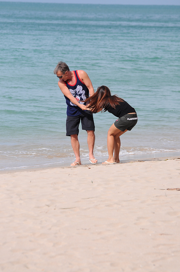 อ่ะอ่า...........จะมีโทรมที่ชายหาดอีกแล้วเหรอ คงไม่ต้องให้โม่งไปช่วยแบบคราวที่ไปชะอำน่ะ :laughing: :