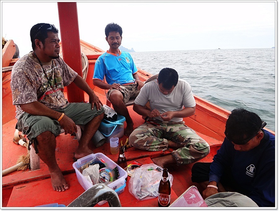  [b]แล้วเมื่อทุกอย่างลงตัว เรือก็ออกตัวด้วยความเร็ว 5 น๊อต  ตลอดทาง!!

จุดหมาย เกาะรอกเป็นคำตอบ  ต