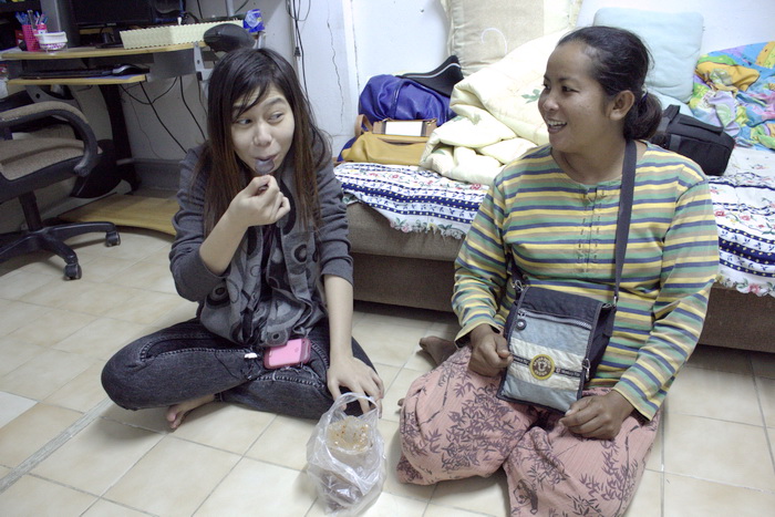 เผลอแป๊บเดียว 2 สาวแอบมาชิม เมนูปลาล๊าในตู้เย็นซะแว้วว อร่อยหรือเปล่า สังเกตที่สีหน้าเอานะครับน้า 55