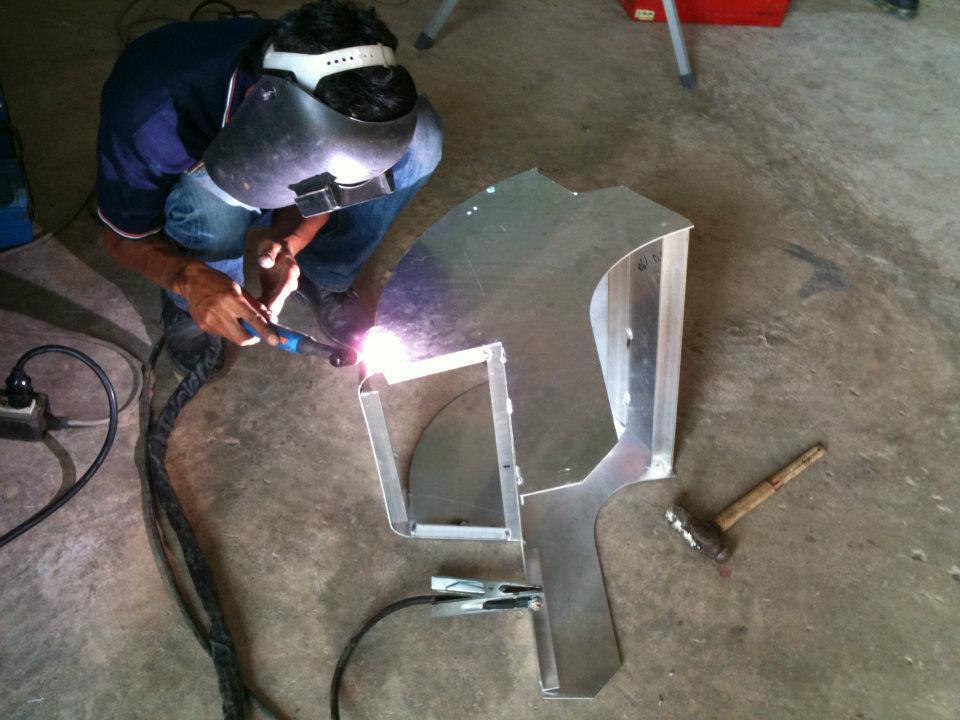 เมื่อได้แบบที่ต้องการก็นำไปตัด ด้วยเครื่องตัด water jet เพื่อให้ได้งานเรียบมองไม่เห็นรอยตัด พับแล้วก
