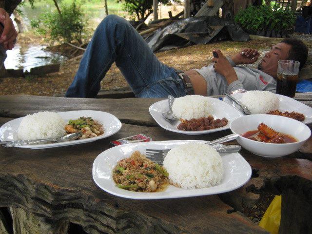 ข้าวมาแล้วววว......มาเร็วน้าหมอ....อีคนนึงเค้าจะยังไม่หิวหรอกเรามากินข้าวกันก่อนเหอะ...... :umh: :um