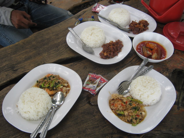 กับข้าวก็ง่ายๆแต่ก็อร่อยครับ..... :love: :love: :umh: :umh: :umh: