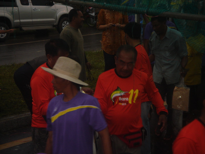 ทีมงานเดินดูปลาที่เข้าประกวด