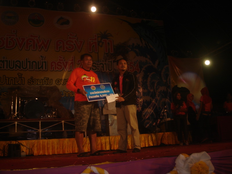 และรางวัลสุดท้ายที่ได้  ได้จากรางวัลที่1  ปลาเหลือเกมส์   พี่ชลขึ้นรับรางวัล
 :love: :love: :love: 