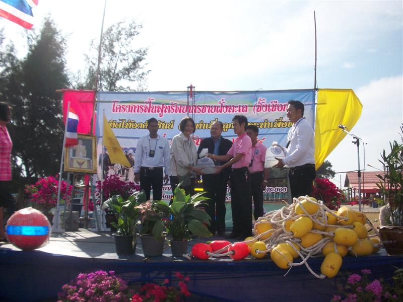 ส่งมอบลูกพันธุ์ปลากะพงขาว จำนวน 20000 ตัว (ปีหน้านักตกปลา อย่างพวกเรามีเฮแน่ครับ)  :love:  :love: