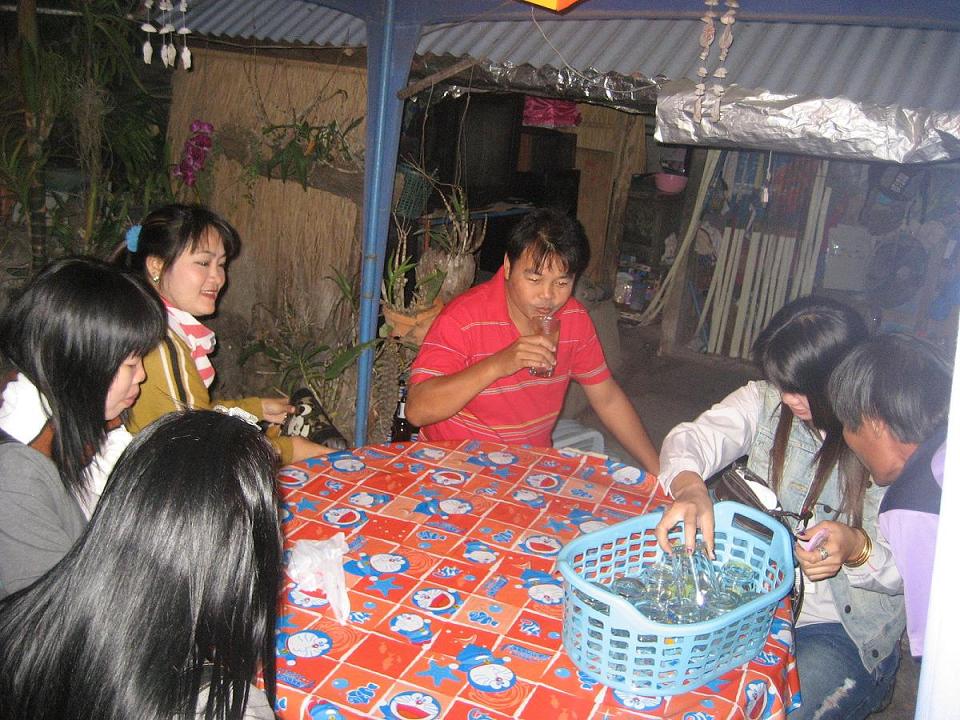  :music: :party: :music:บอดี้การ์ดเสื้อแดงอีกแล้ว :music: :party:
ตาแก่โชติจ้องไรน่ะ :angry: :angry