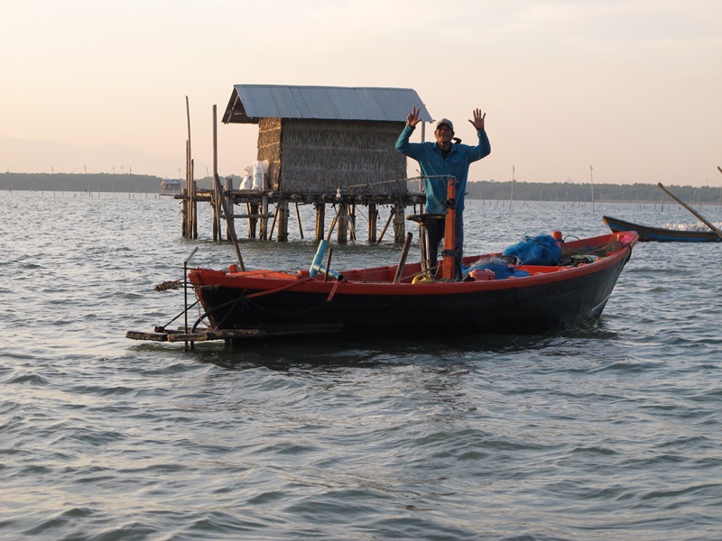 ผ่านเรือเพื่อนไต๋ ก็แวะทักทายนิดหน่อย
เห็นชูแปดนิ้ว สงสัยได้เยอะ  :grin:
ปล.เดียวขอติดไว้ก่อนนะครั