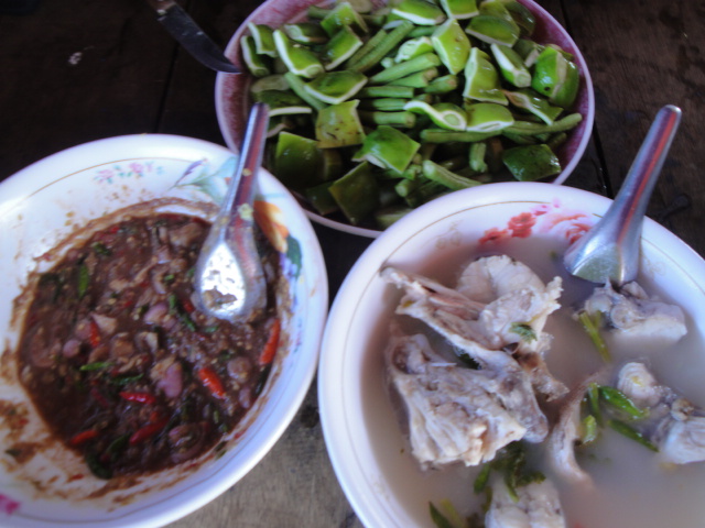 ต้มยำปลาเก๋า กับ น้ำพริกกะปิ ผัก ครับ
[b]ตามปราสาคนใต้ครับขาดน้ำพริกกับผักไม่ได้ครับ ไม่งั้นกินข้าว