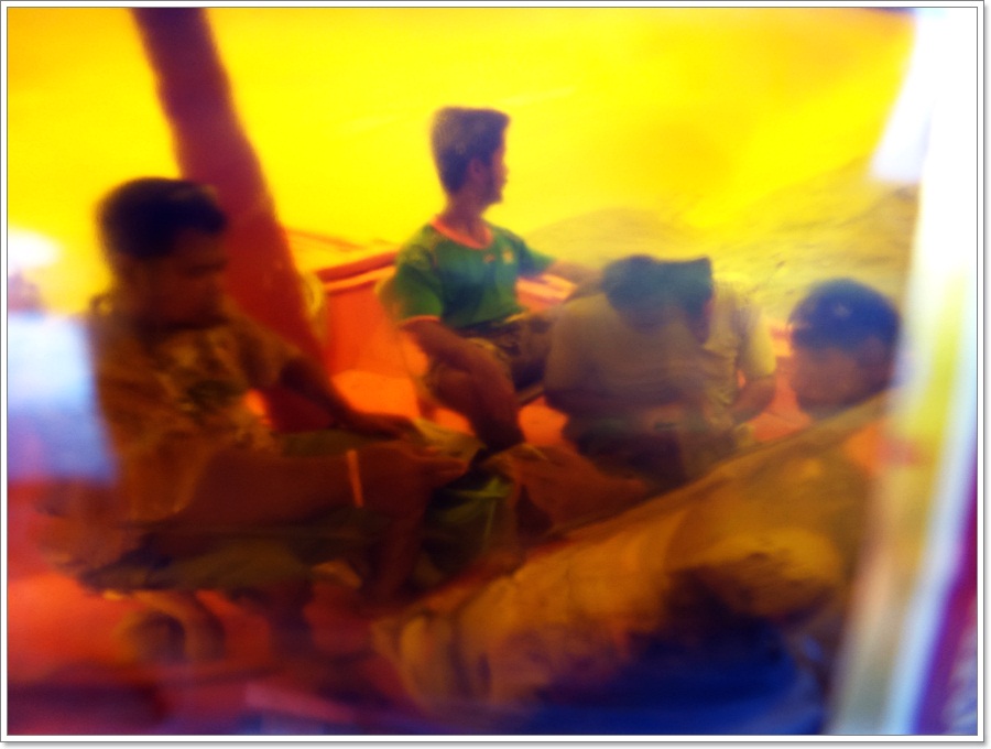  [b]เกือบ 5 โมงเย็น!!

เสียงเครื่องเรือ หยุดและตัดเข้าจังหวะ "สโล..และหันรี่-หันขวาง"


เสียง