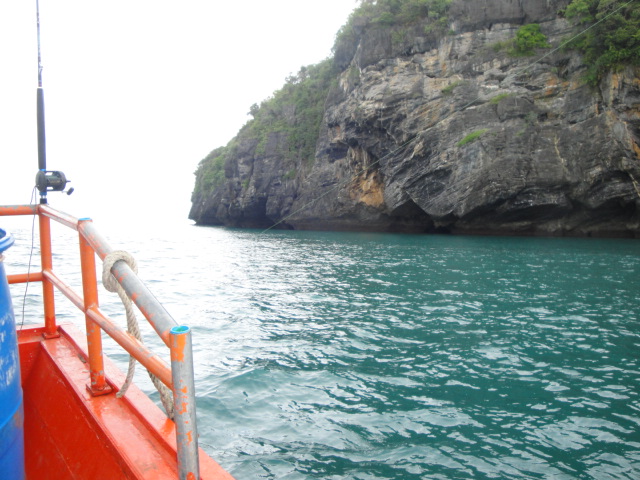 ตกปลากันอยู่สักพักได้แต่ปลาเล็ก ได้แต่นั่งชมมุมสวยๆ ข้างเกาะตะรุเตา