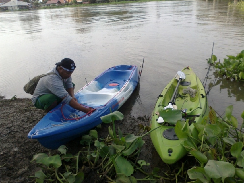 และแล้ววันใหม่ ผมเอาเรือลงล่องแม่น้ำน้อยคับ