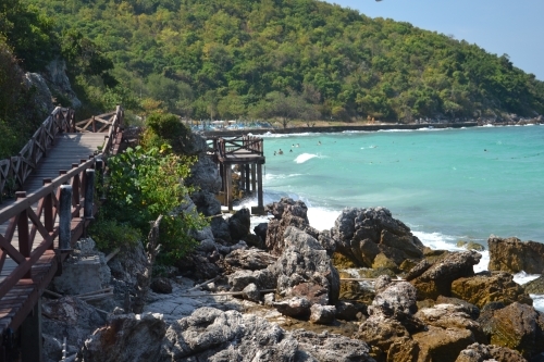 เกาะล้านไปอย่างไวเลยล่ะกัน สถานที่แนะนำนะครับ ไปหาดตาแหวนเลยครับ น้ำใส หาดค่อนข้างสะอาด  ของกินมาก ไ