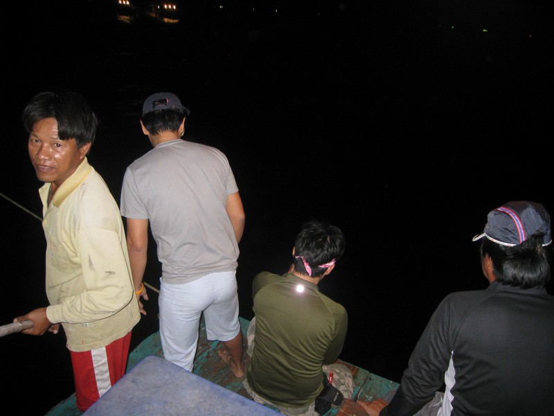  [b]ถูกปลาจูงไปท้ายเรือ ครับ ต้องตามไป นั่งอัดอยู่ท้ายเรือ ราวกันตก ก็ไม่มี เสียวๆๆๆ[/b]


 :laug