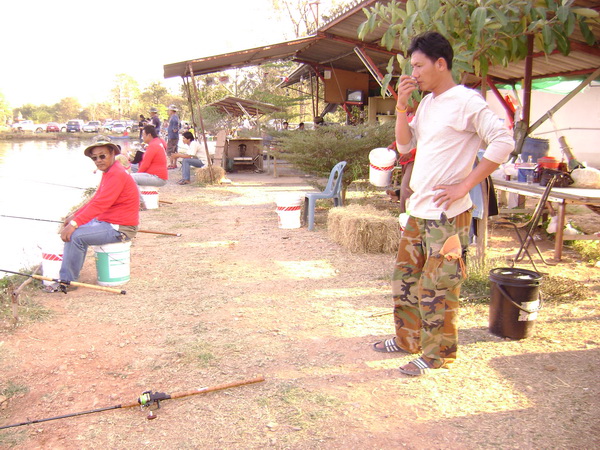 พี่เก่ง ทีม ทอ. ย้ายมาเฝ้าปลาไซส์ข้างตาชั่ง :cool: :cheer: :cheer: :cheer: