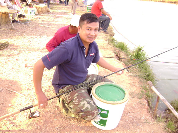 พี่สารวัตรหม่าว นั่งเฝ้าปลาใหญ่ท้ายบ่อ :cool: :cheer: :cheer: :cheer: :cheer: :cheer: :cheer:
