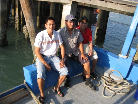 เรือยังไม่ทันออกก็ถ่ายรูปกันก่อน