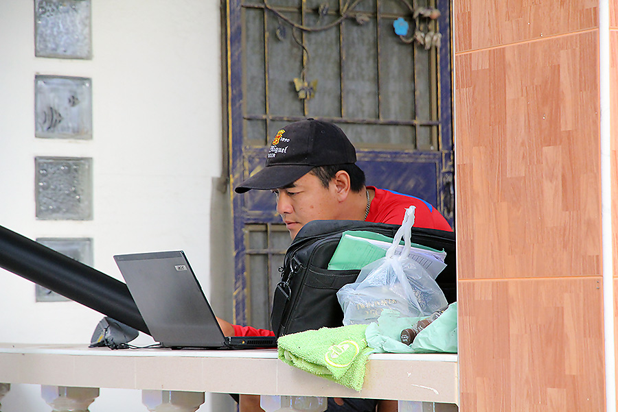 ไปรับอภินันท์แต่ยังเคลียร์งานไม่เสร็จเลย :laughing: